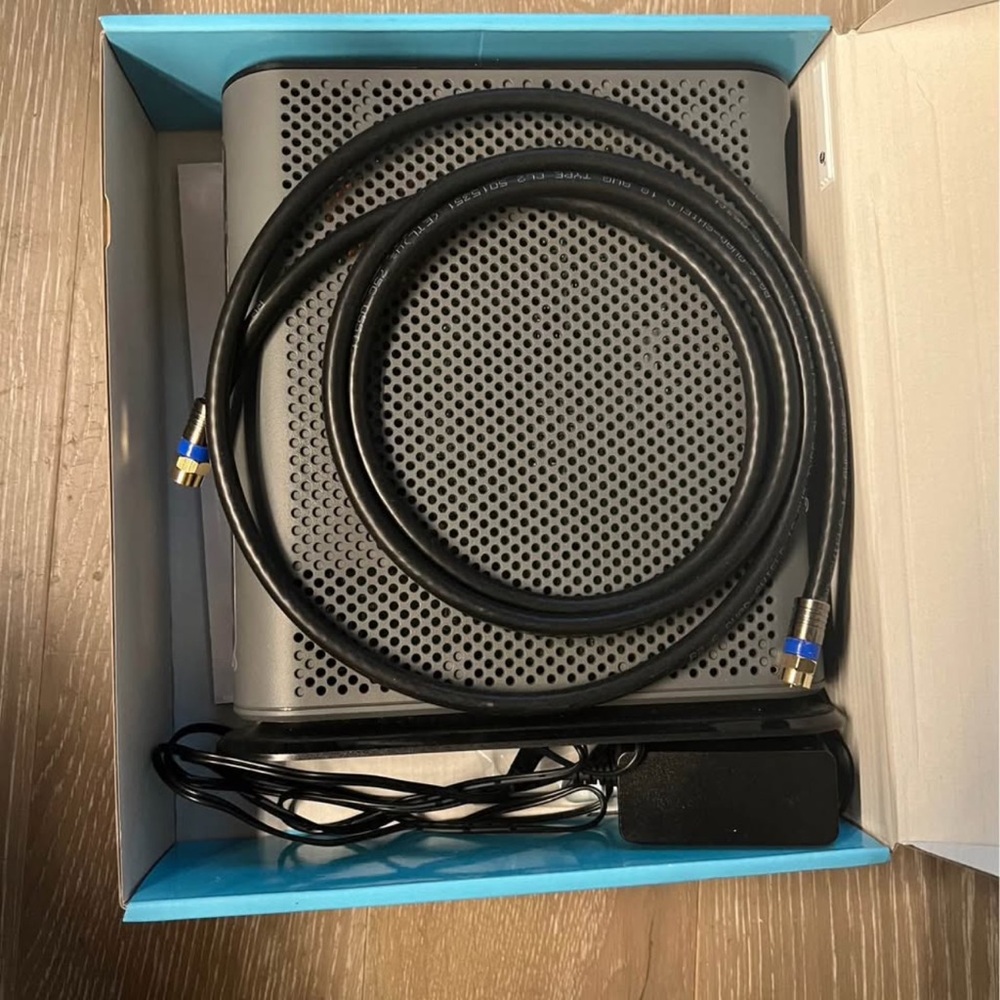 Motorola AC1600 WiFi Router Modem Combo - Black - Picture 3 of 3